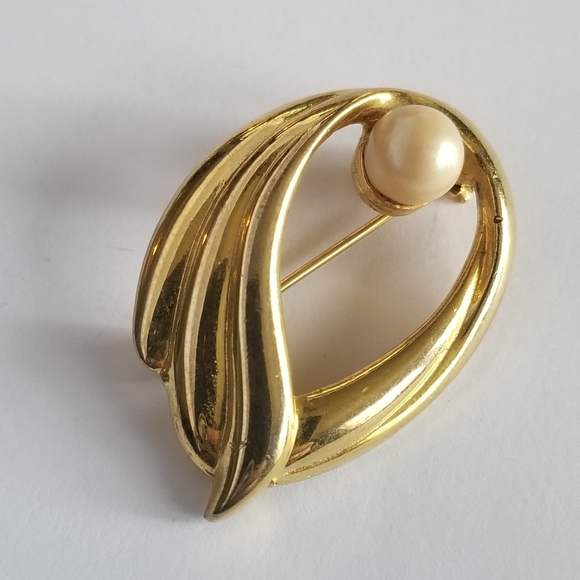 Vintage brooch faux pearl gold tone ripple ridge - Picture 6 of 7